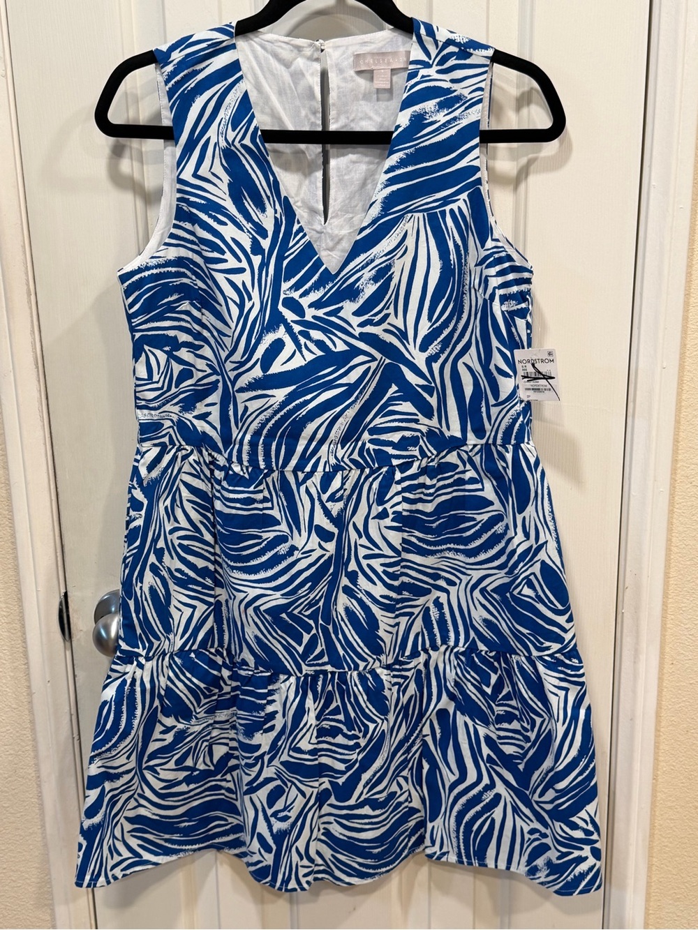 Chelsea 28 Women’s S Blue White Abstract Fit & Flare Tiered V-Neck Short Dress